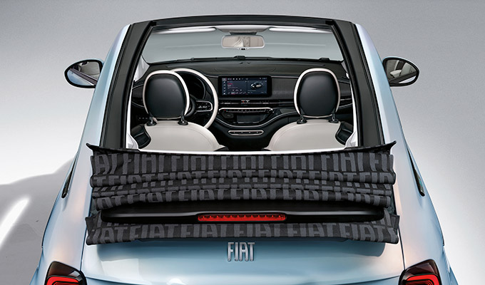 Lys blå Fiat 500e med kalasjen nede 
